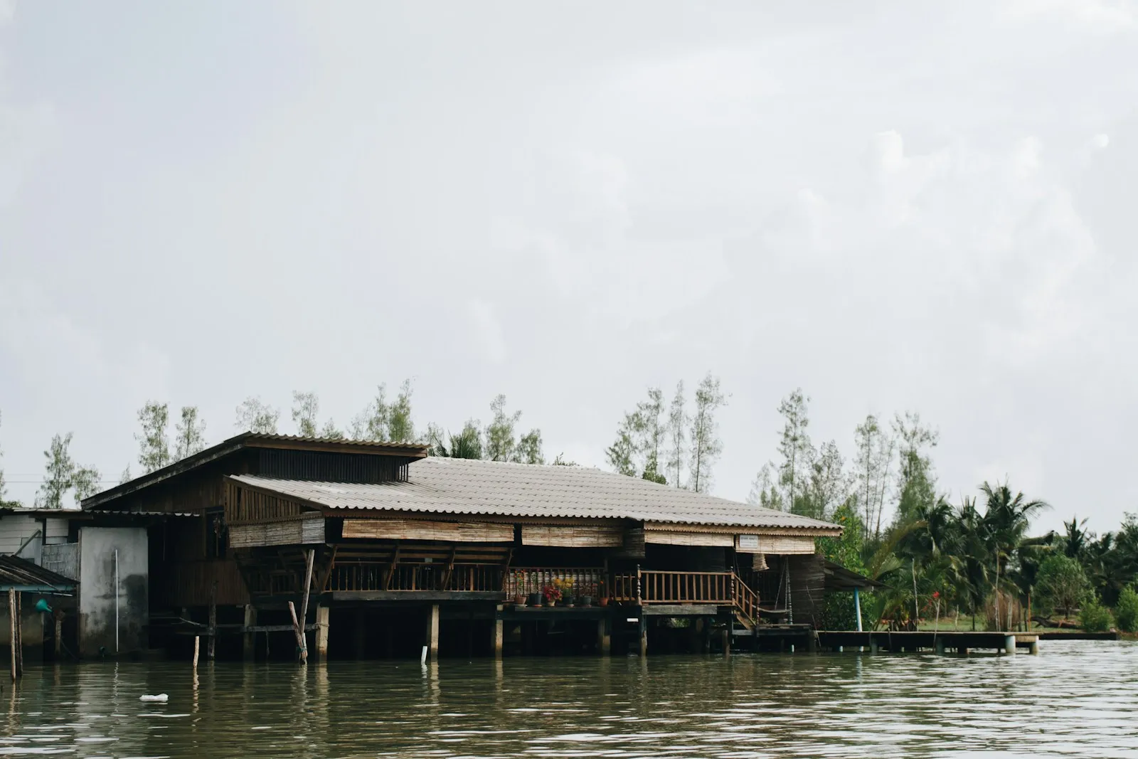 บ้านไม้ริมน้ำ